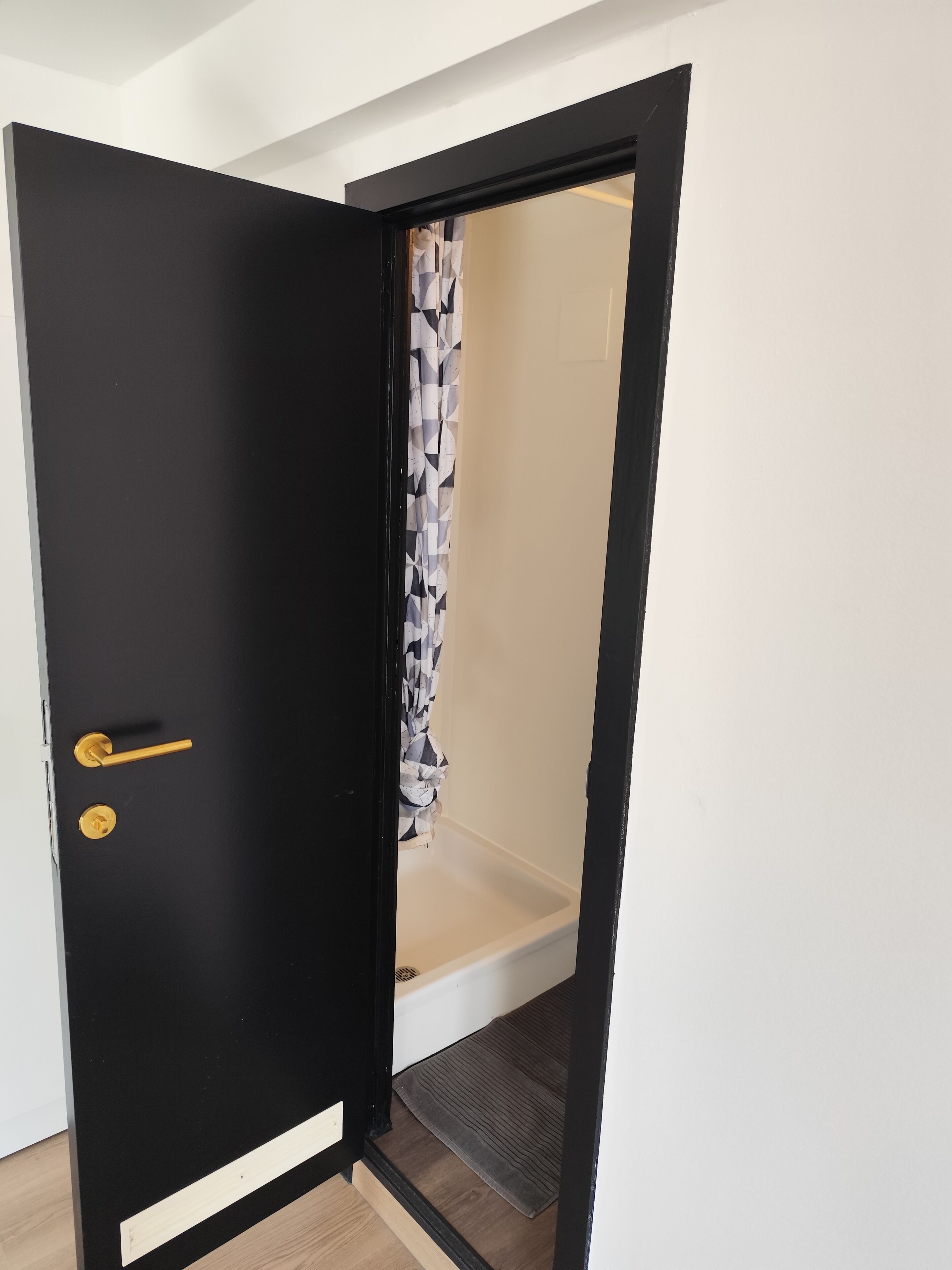 Vierbettzimmer, eigenes Bad | Badezimmer | Dusche, Handtücher