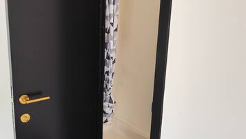 Quadruple Room, Private Bathroom | Bathroom | Shower, towels