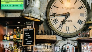 Un reloj antiguo con números romanos y el nombre 'J. Wagner' en su esfera.