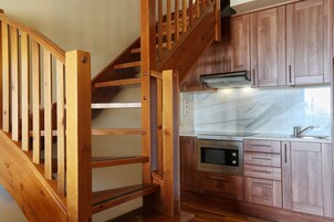 Dúplex, 3 habitaciones, terraza | Cocina privada | Frigorífico, microondas, placa de cocina y utensilios de cocina