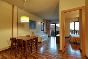 Apartment, 1 Bedroom, Mountain View | Living area