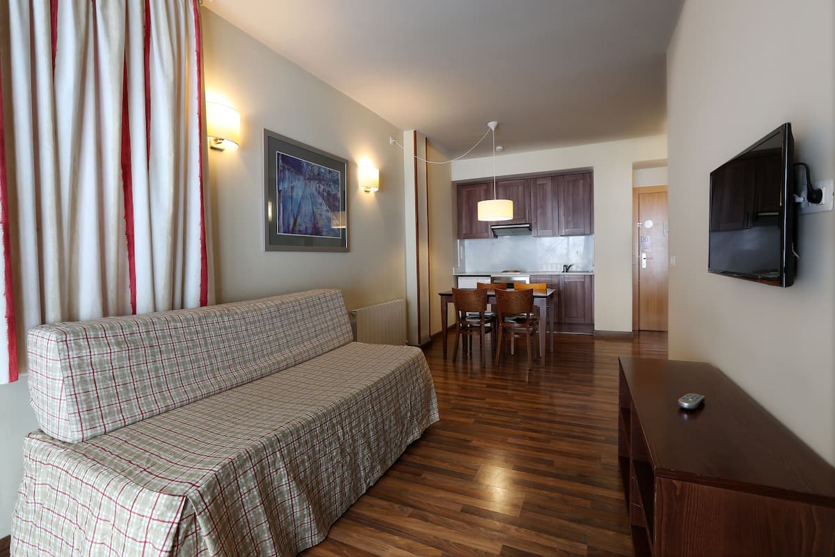 1 bedroom, blackout curtains, free WiFi, bed sheets