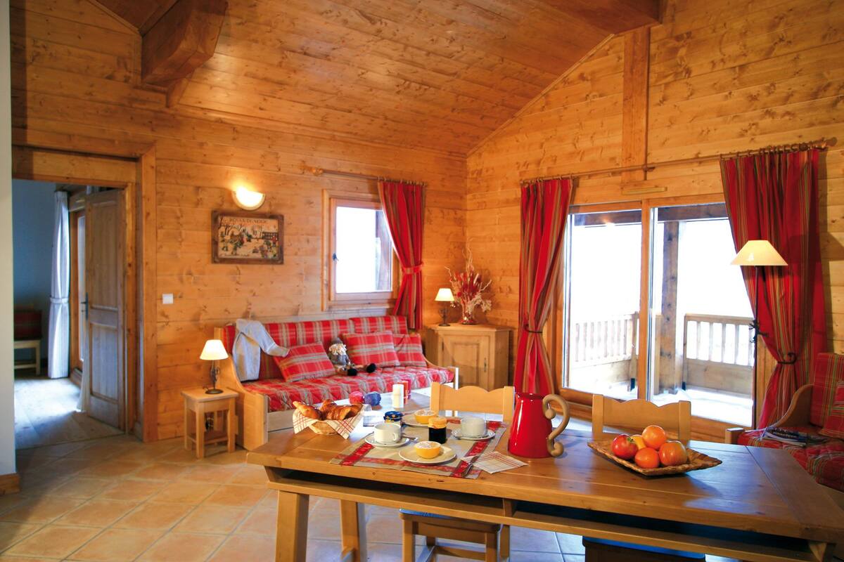 1Bedroom Apartment For 6 | Living room | Flat-screen TV