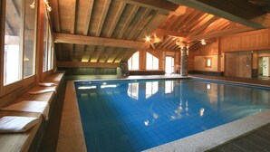 Kolam renang indoor