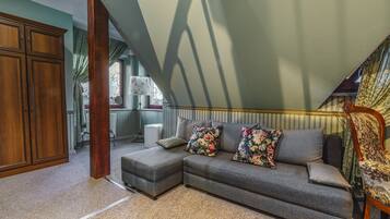 Quadruple Room | Desk, iron/ironing board, free WiFi, bed sheets