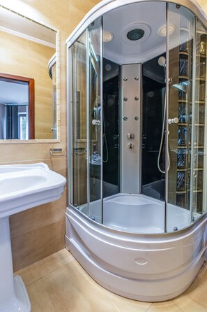 Standard Room (Shower 3 people) | Bathroom | Free toiletries, hair dryer, towels - Royal Residence (Gdansk)