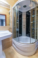 Habitación estándar (Shower 3 people) | Baño | Artículos de higiene personal gratuitos, secador de pelo y toallas