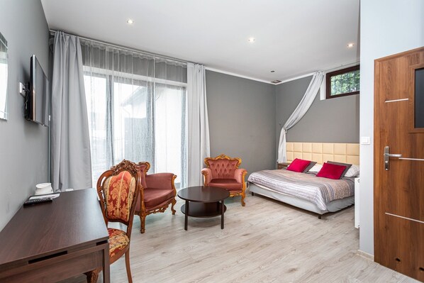 Camera Standard con letto matrimoniale o 2 letti singoli (Shower ) | Una scrivania, ferro/asse da stiro, Wi-Fi gratuito, lenzuola