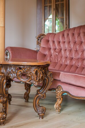 Escritorio, tabla de planchar con plancha, wifi gratis y ropa de cama 