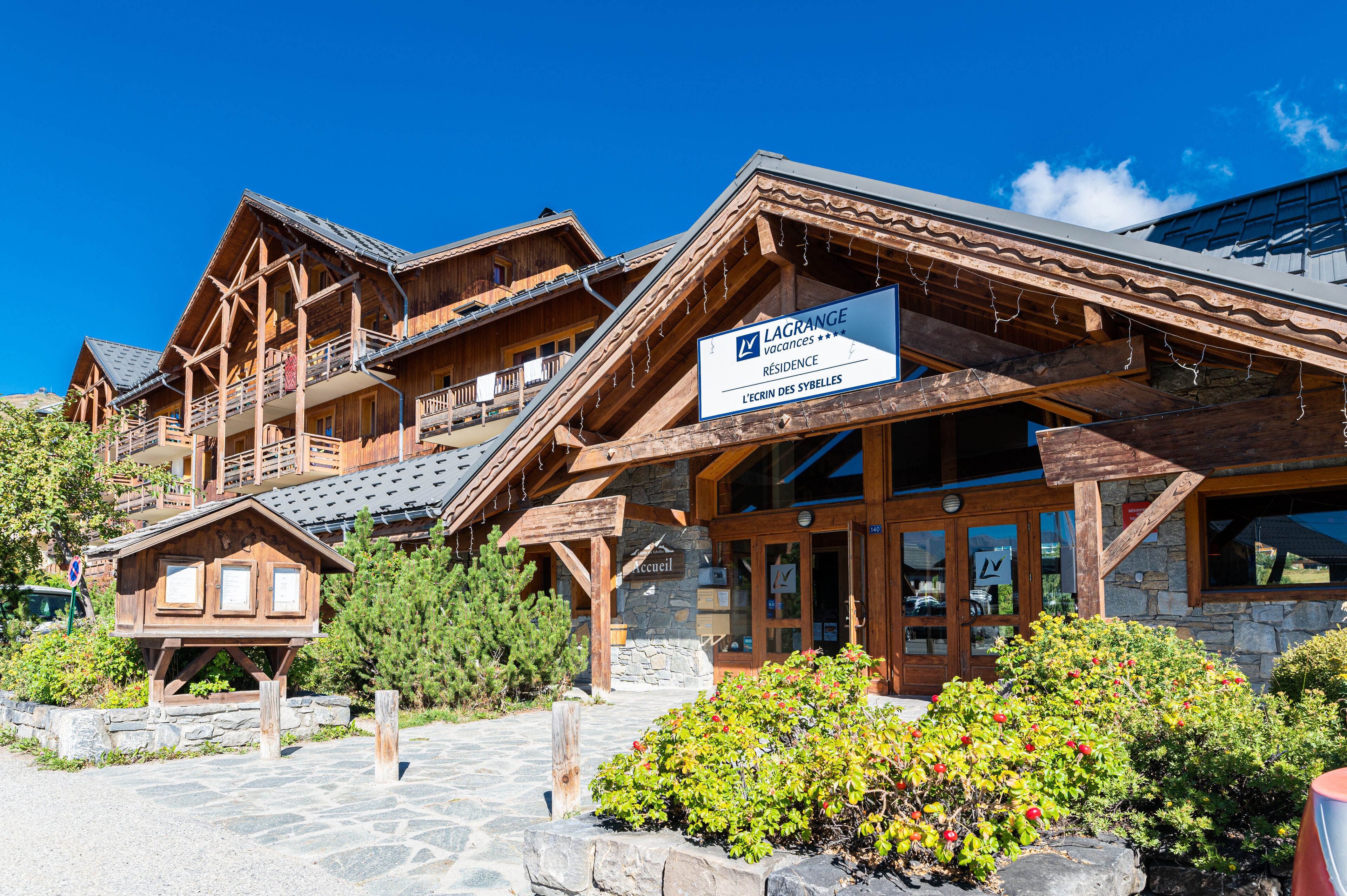 Il s’agit d’un bâtiment de style chalet, en bois, sur lequel est apposée une enseigne indiquant qu’il s’agit d’une location de vacances.