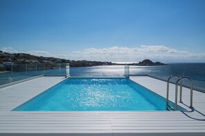 Camas con pillow-top, minibar y caja de seguridad en la habitación 