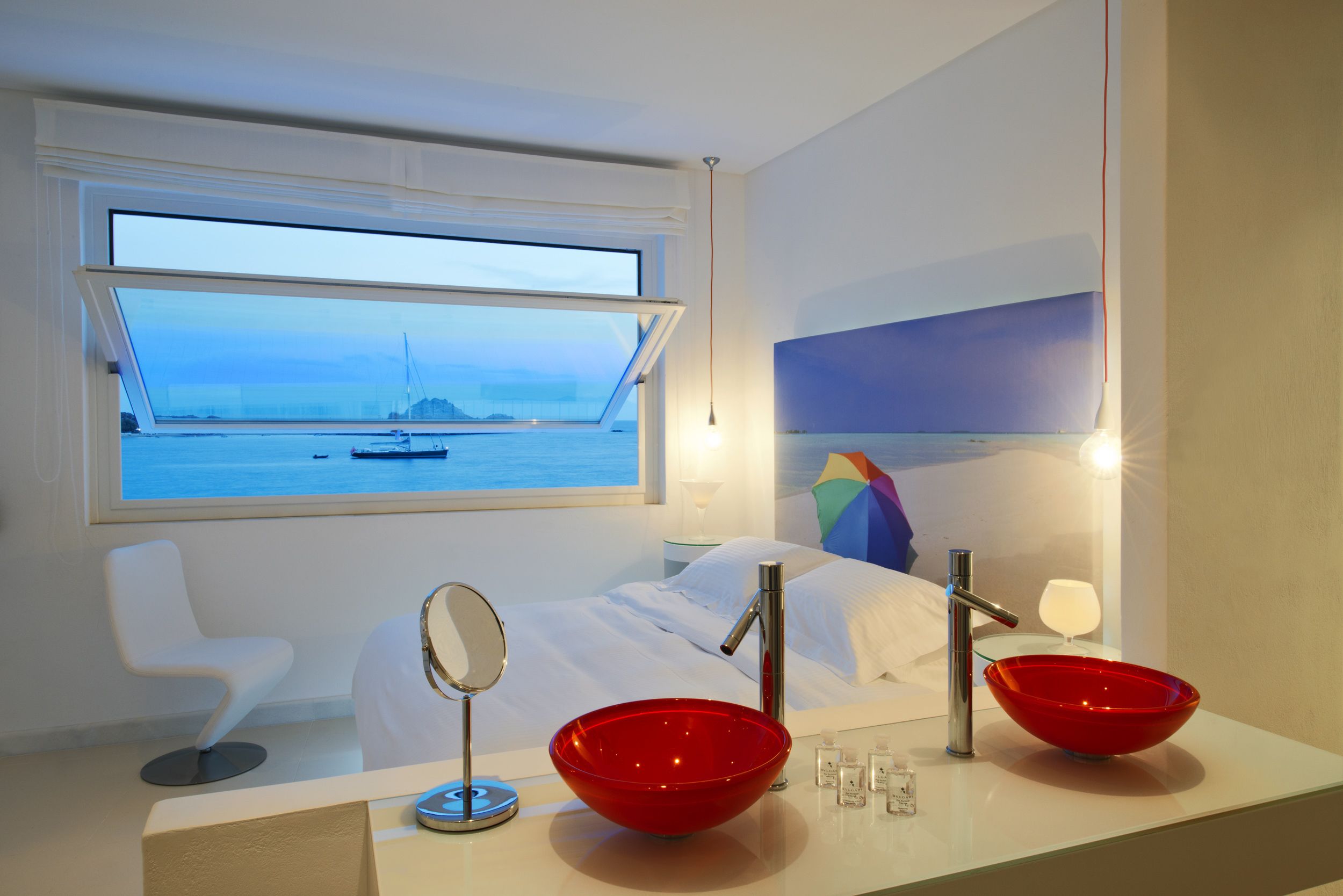 Kolam renang outdoor, dengan kursi berjemur