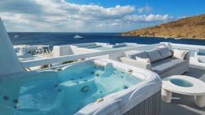 Rom – classic, massasjebadekar (Outdoor) | Senger med overmadrass, minibar, safe på rommet og skrivebord