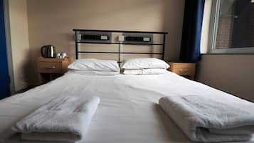Tabla de planchar con plancha, wifi gratis y ropa de cama
