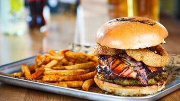 Una hamburguesa con papas fritas en una bandeja.