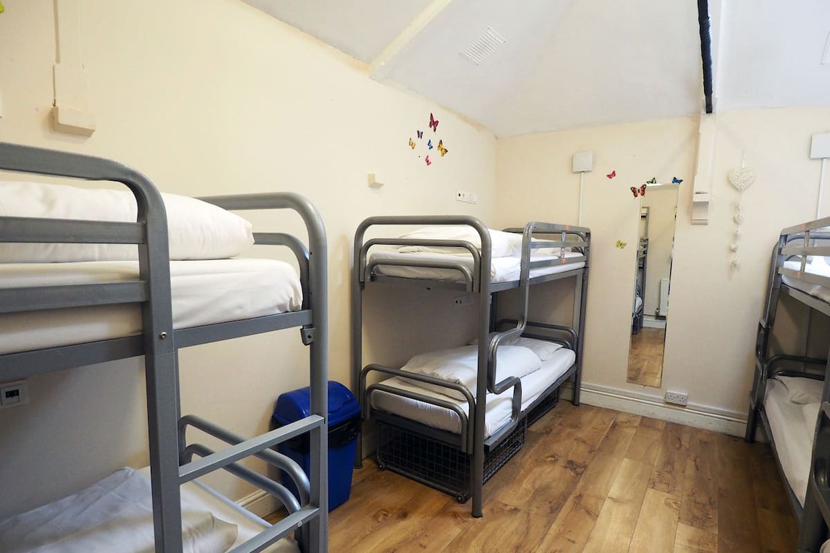 Bed in 8 Female Bed Dorm with Shared Bathroom | 熨斗/熨衣板、免費無線上網、床單