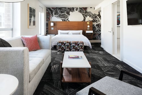 Hochwertige Bettwaren, Daunenbettdecken, Pillowtop-Betten, Minibar