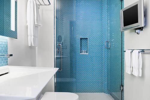 Tina con regadera, amenidades de baño gratuitas, secadora de cabello
