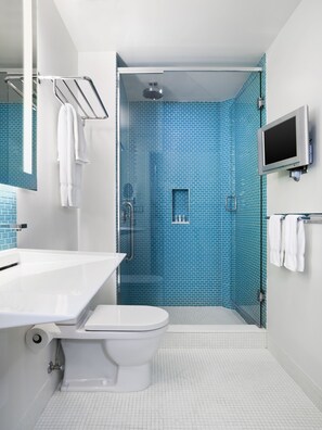 Bañera con ducha, artículos de tocador gratuitos, secador de pelo, batas