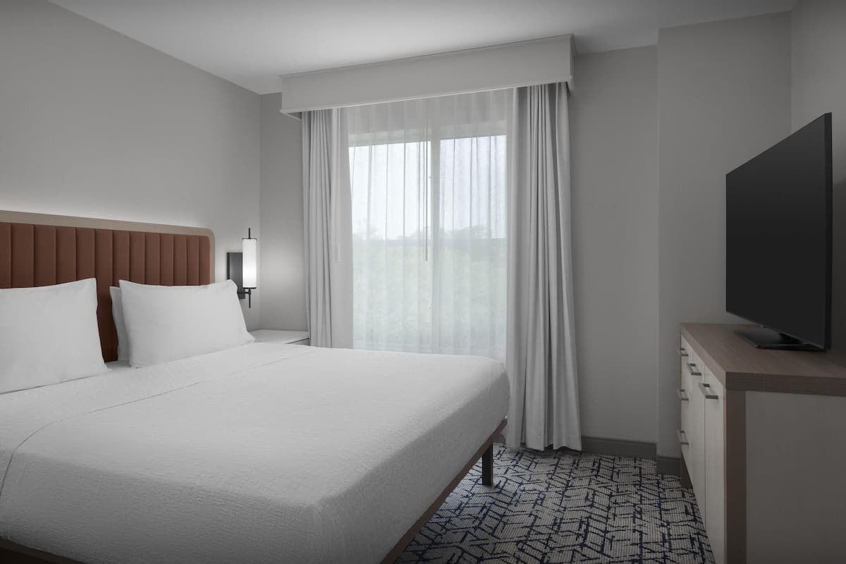 Phòng Suite, 1 giường cỡ king | 1 phòng ngủ, bộ đồ giường kháng dị ứng, nệm có lớp đệm bông, bàn