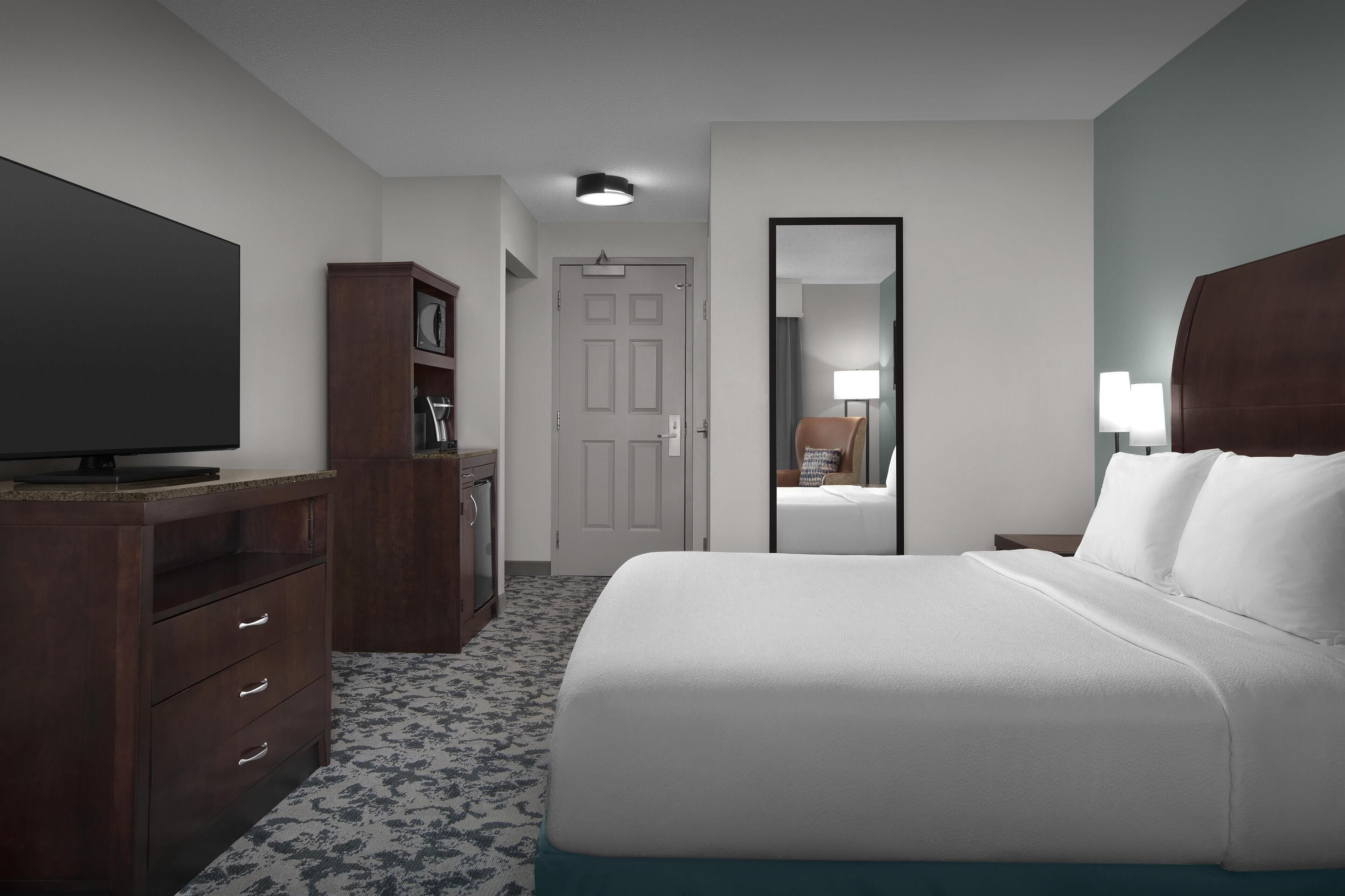 1 bedroom, premium bedding, desk, laptop workspace