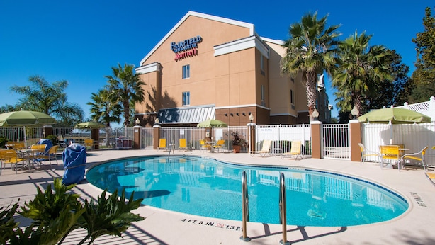 A Fairfield Inn & Suites hotel with a pool area, including lounge chairs and umbrellas. - Fairfield Inn & Suites by Marriott Clermont (Clermont)