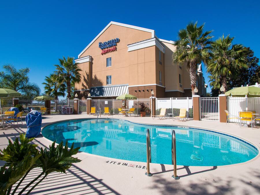 Kolam renang terbuka, dibuka dari pukul 7:00 hingga 22:00, payung kolam