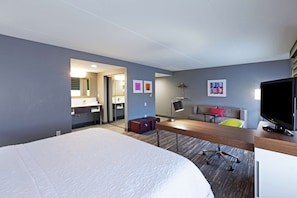 One King Studio Suite Non-Smoking | Iron/ironing board, free cots/infant beds, free WiFi, bed sheets