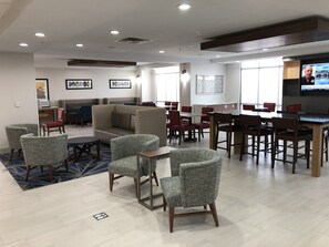 Free daily buffet breakfast  - Holiday Inn Express : Hillsboro I-35 by IHG (Hillsboro)