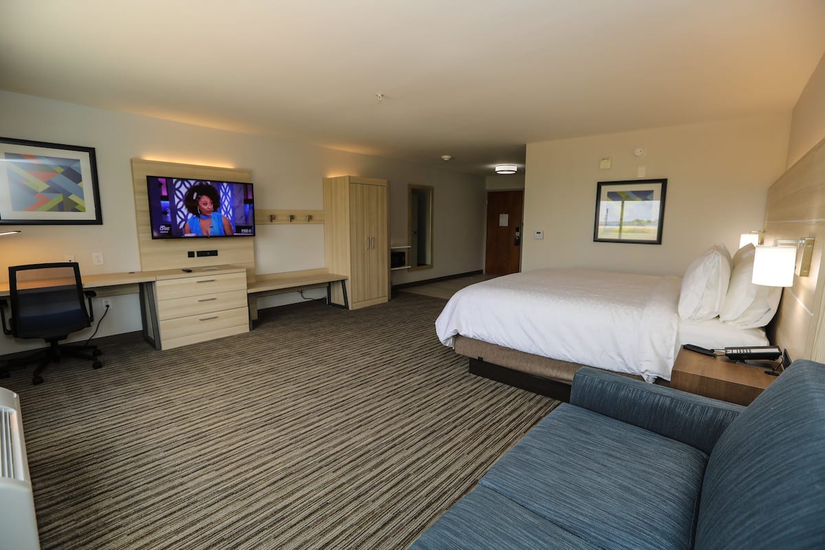 Standard Room, 2 Katil Ratu (Queen), Accessible (Mobility, Accessible Tub) | Peti besi dalam bilik, meja, ruang kerja komputer riba