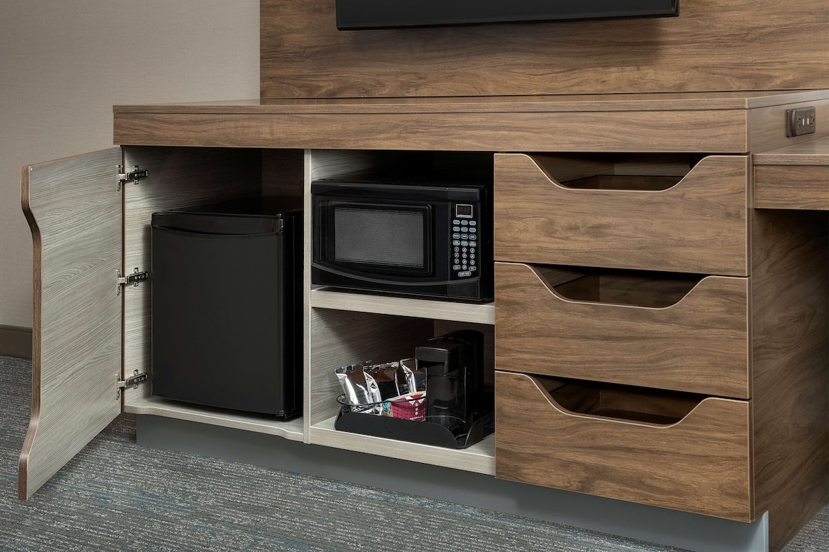 Escritorio, espacio para trabajar con laptop y cortinas blackout
