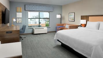 Escritorio, espacio para trabajar con un portátil, cortinas opacas