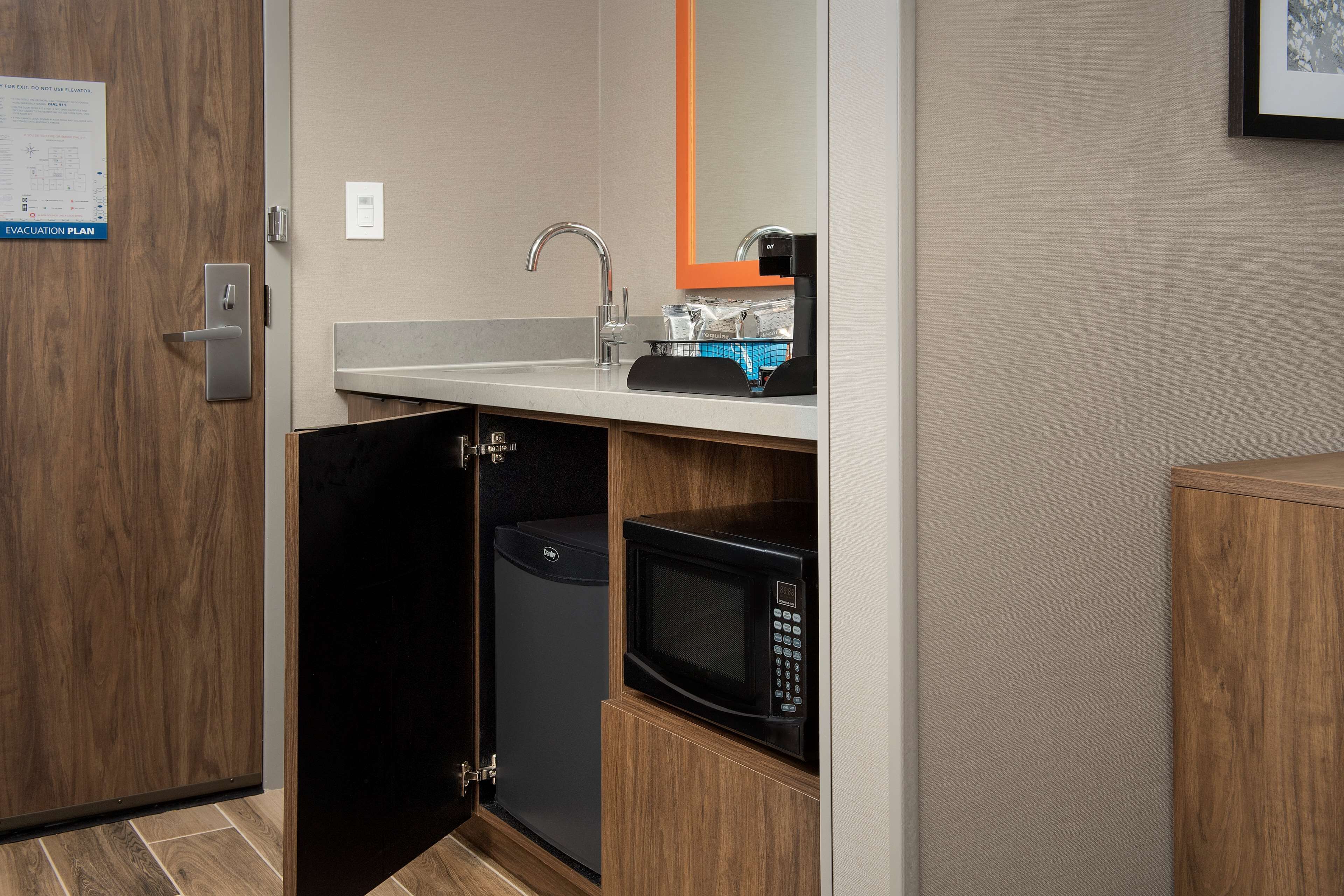 suite, 1 king bed, corner | minibar
