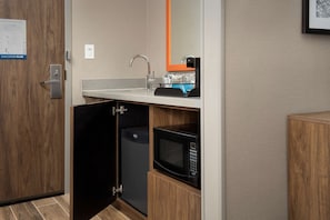 Suite, 1 King Bed, Corner | Minibar