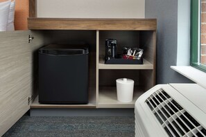 Escritorio, espacio para trabajar con un portátil, cortinas opacas