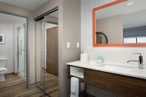 Ducha y bañera combinadas y artículos de higiene personal gratuitos