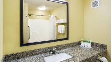 Suite, 1 cama King size (Additional Living) | Baño | Tina con regadera, amenidades de baño gratuitas, secadora de cabello