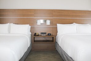 スタンダード ルーム クイーンベッド 2 台 | 低刺激性寝具、セーフティボックス (室内)、デスク、遮光カーテン