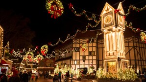 A historic building with a clock tower, surrounded by festive lights and decorations. - Holiday Inn Hotel & Suites Williamsburg-Historic Gateway by IHG (Williamsburg)