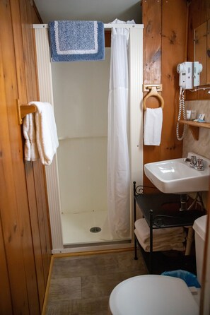 Chuveiro, produtos de toalete grátis, secador de cabelo 