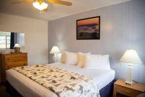 Quarto clássico, 1 cama King (Motel) | Individualmente decorados, individualmente mobiliados, cortinas blackout