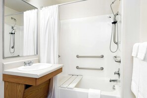 Combined shower/tub, hair dryer, towels