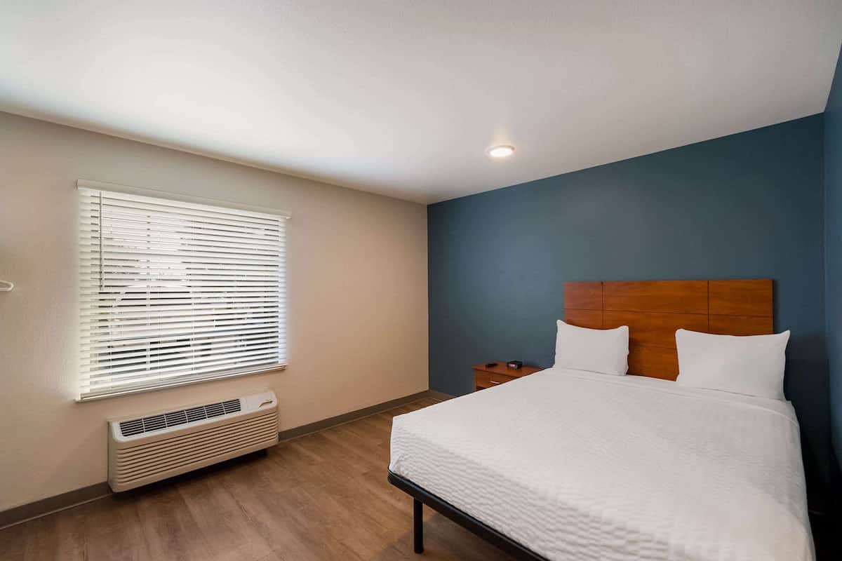 Quarto standard, 1 cama de casal, para não fumantes | Escrivaninha, ferros/tábuas de passar roupa, Wi-Fi de cortesia