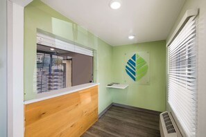 Lobby - WoodSpring Suites Fort Worth Fossil Creek (Fort Worth)