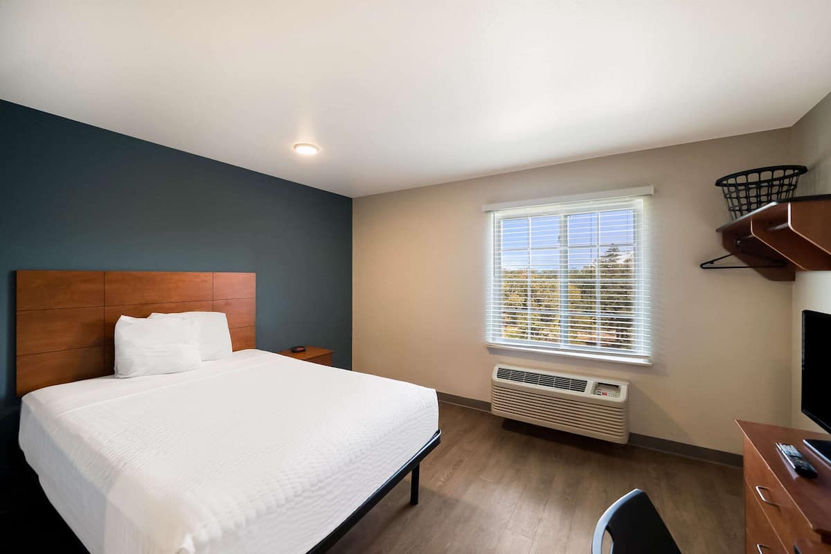 Quarto standard, 1 cama de casal, para não fumantes | Escrivaninha, ferros/tábuas de passar roupa, Wi-Fi de cortesia