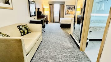 Een bureau, een laptopwerkplek, gratis wifi, beddengoed