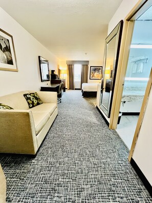 Desk, laptop workspace, free WiFi, bed sheets - Quality Inn & Suites Caribou (Caribou)