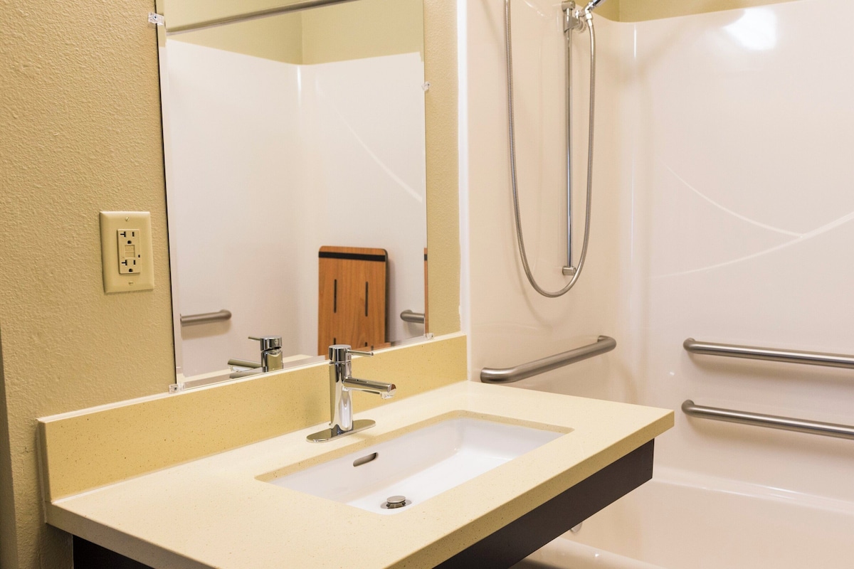 Studio Suite, 1 giường cỡ queen, phù hợp cho người khuyết tật (Comm, Mobil Tub) | Bộ đồ giường cao cấp, két bảo mật tại phòng, bàn