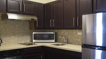 Refrigerador con freezer, microondas, placa de cocina, lavavajillas