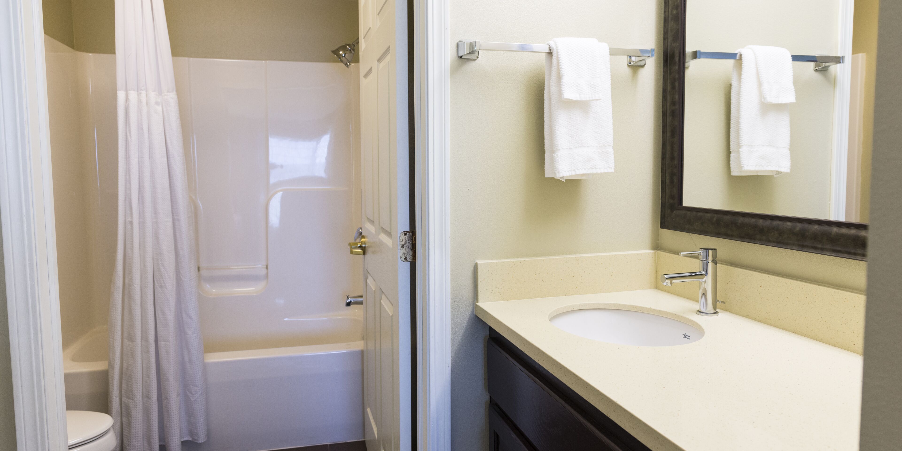combined shower/bathtub, hair dryer, towels